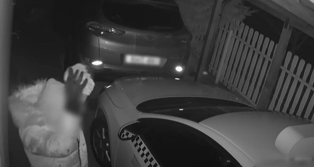 Börtön vár a tolvajra, akinek arcára visszapattant egy kődarab, amikor megpróbálta betörni vele egy autó ablakát – videó