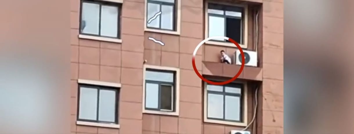 Egy kínai kisgyerek kimászott egy többemeletes lakóház ablakán és úgy bújócskázott + videó