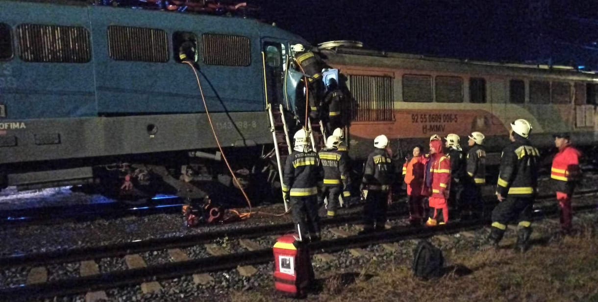 Három és fél óra alatt szabadították ki a sápi vonatbaleset után a vétlen mozdonyvezetőt