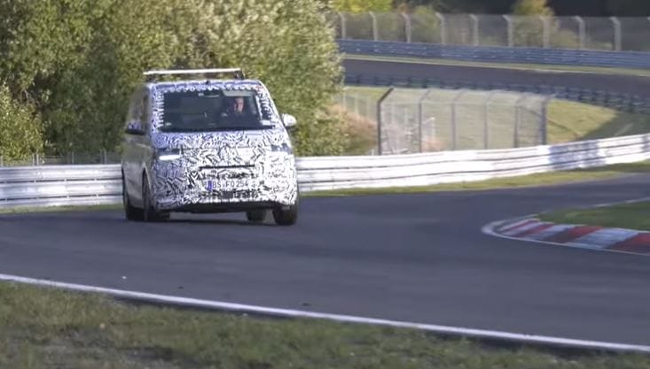 Már egy sima kisbuszt is a Nürburgringen tesztelnek – videó