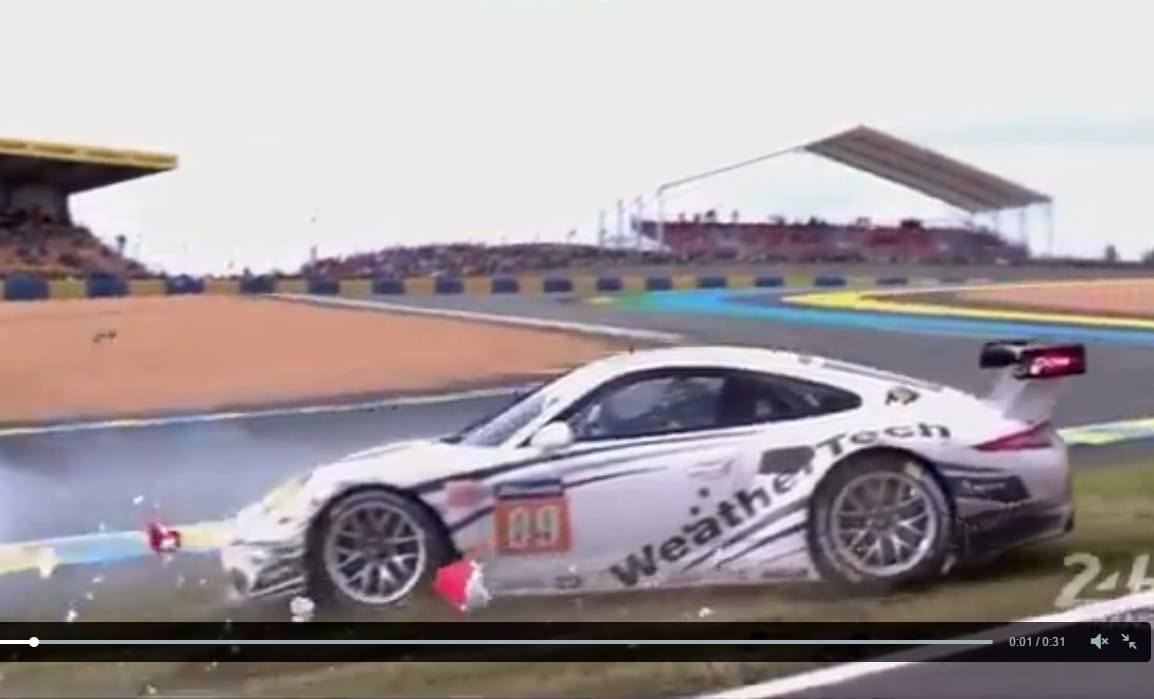 Így néz ki szuperlassításban egy falnak csapódó Porsche – videó