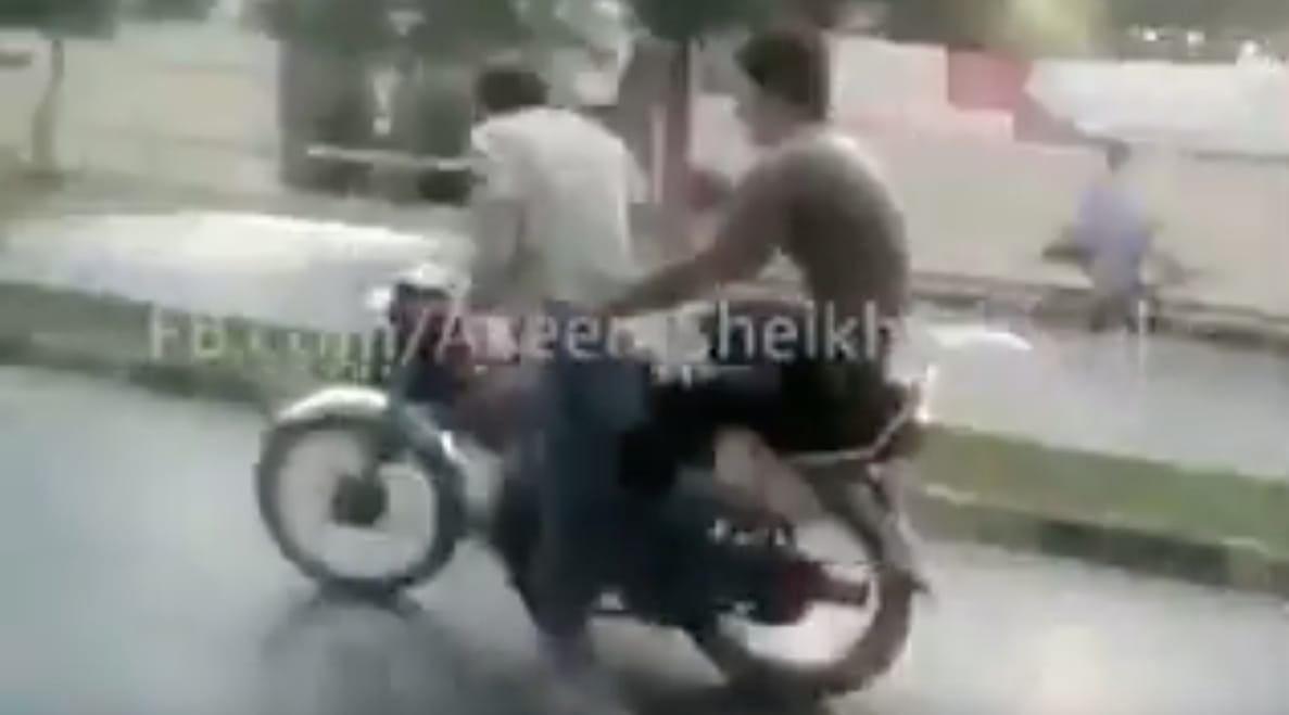 Instant karma: Azt gondolta a motoros, jó ötlet a motorkerékpár mellett futni – videó