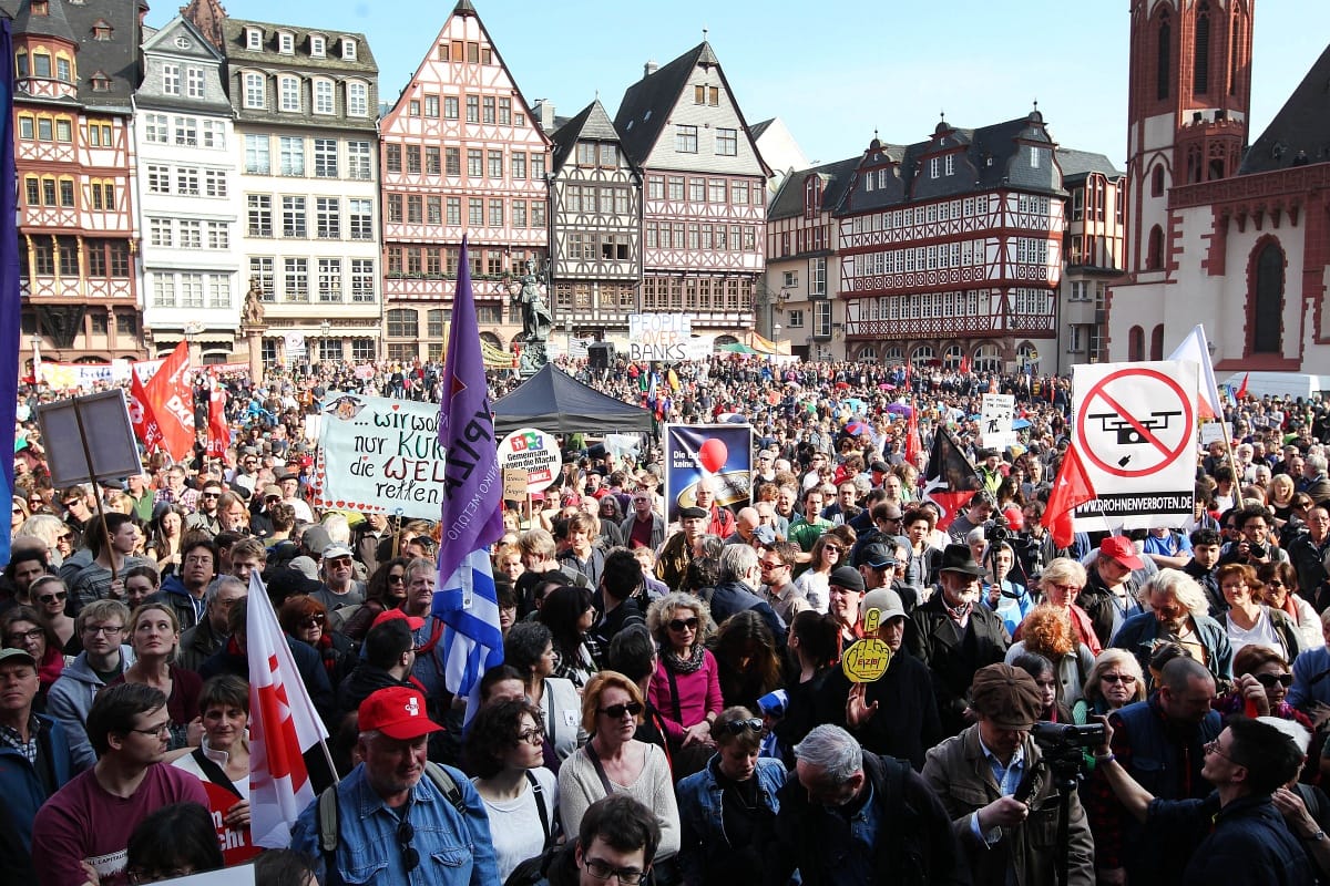 Több ezer ember tüntet még mindig Frankfurt közepén