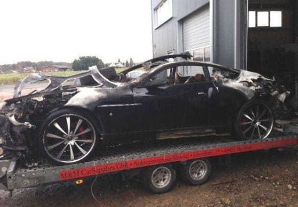 Lángra lobbant és kiégett egy Aston Martin – fotó