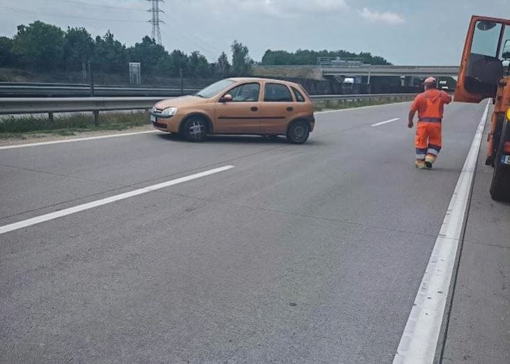 Forgalommal szemben hajtott fel egy sofőr az M0-sra, majd megpróbált az autók közt szlalomozni – videó