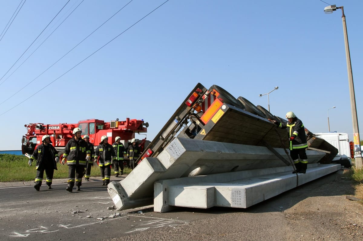 Felborult egy betonelemeket szállító teherautó Miskolcon