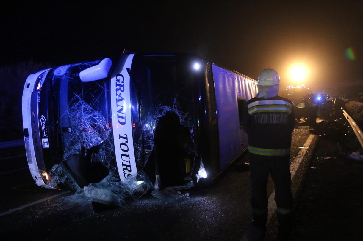 Kitérő manővertől borulhatott fel a busz az M3-ason