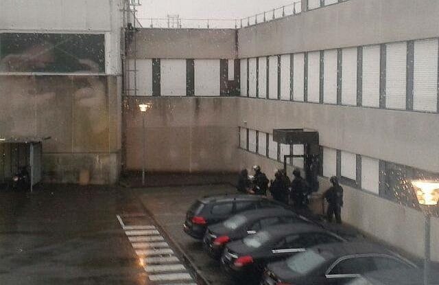 Dobozban rejtőzködő férfi segítette a francia terroristákra vadászó rendőröket