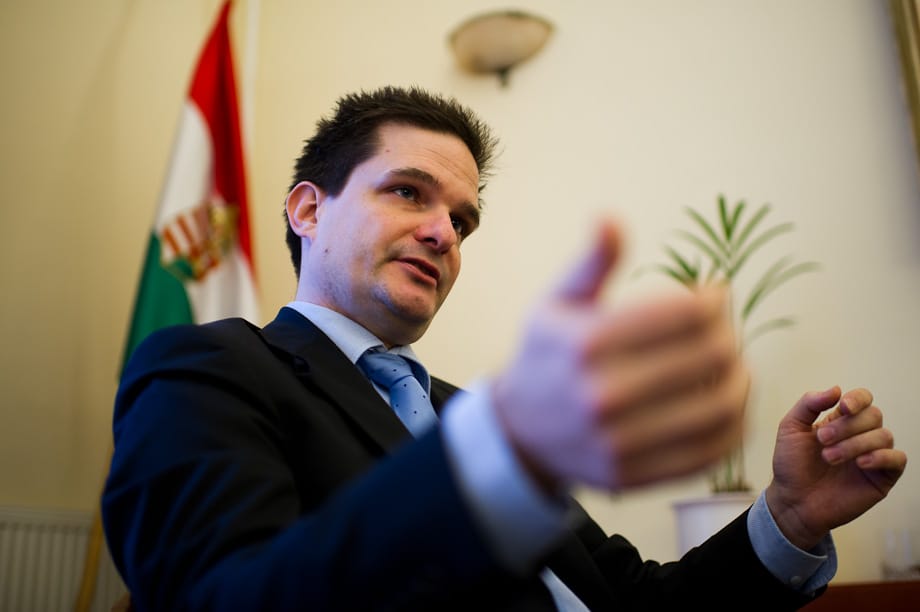 Navracsicsot és Szijjártót perli az elmozdított ombudsman