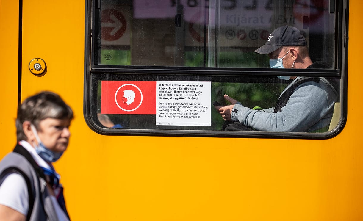 Bekeményít a főváros: 15 ezerre büntethetik, aki nem visel maszkot zárt helyen