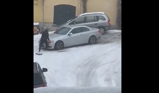 Nem sikerült eltalálni a BMW-n, melyik kerekére való a hólánc – videó