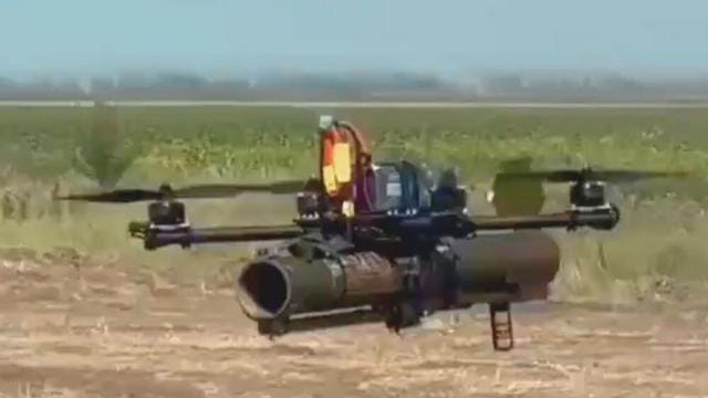 Az ukránok már próbálgatják ezt a páncéltörő drónt: a levegőből lőheti ki az orosz tankokat – videó