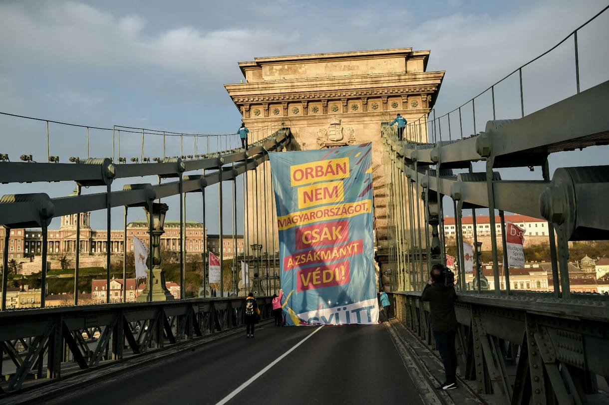 A Lánchídon akciózott, óriásmolinóval üzent Orbánról az Együtt
