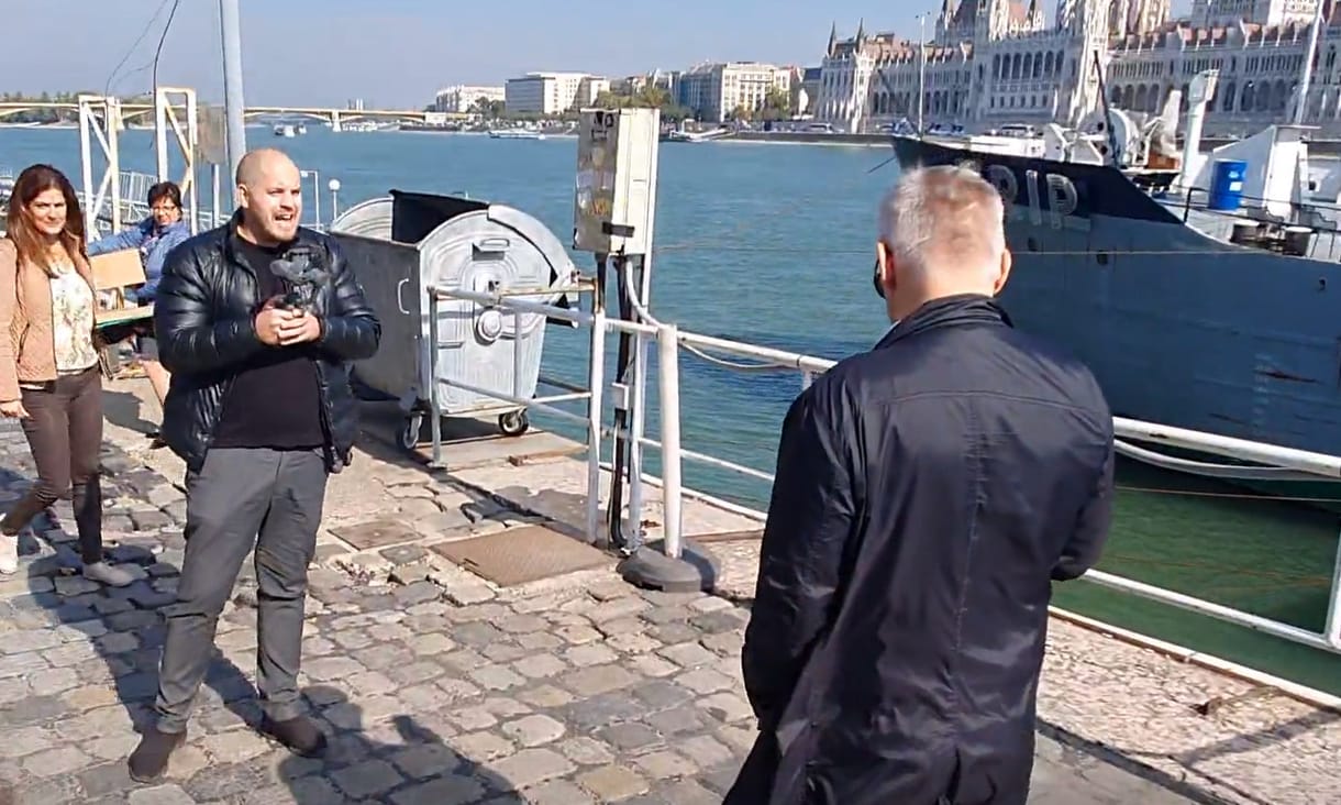 Műpénisszel provokálta egy szélsőséges blogger Alföldi Róbertet Karácsony Gergely rendezvénye után – videó