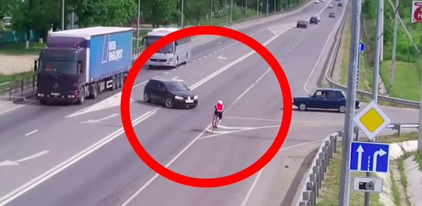 Ki hibázott nagyobbat: az autós vagy a kerékpáros ennél a balesetnél? – Videó