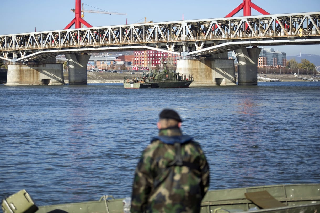 Nem találták meg a világháborús bombát a Dunában, újraindul a közlekedés