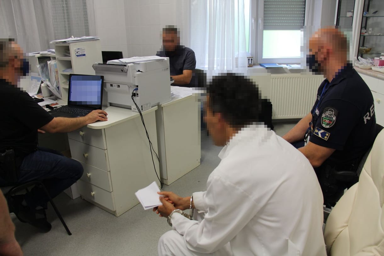 Letartóztatták a pénzért védettségi igazolványokat áruló szabolcsi háziorvost