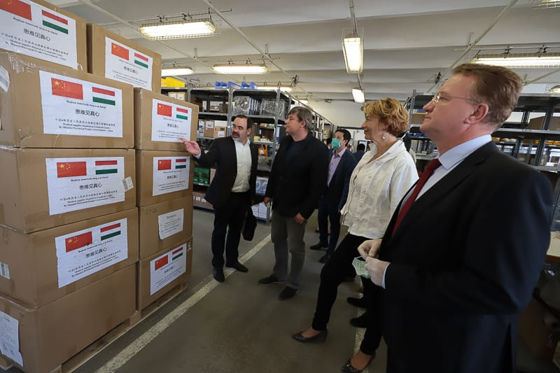A koronavírust elkapó szegedi rektor maszkok átadásán járt, védőmaszk nélkül