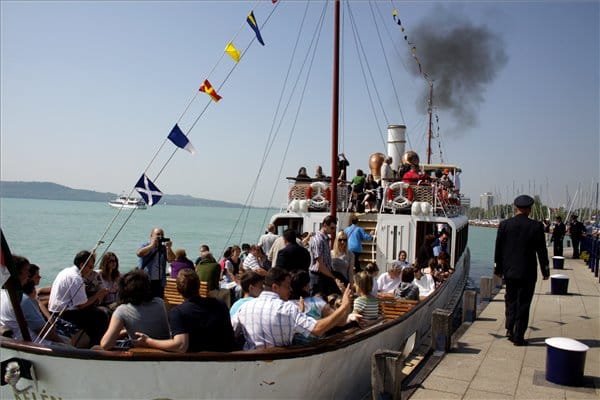 Repülős Gizi most a Balatonnál bukott le