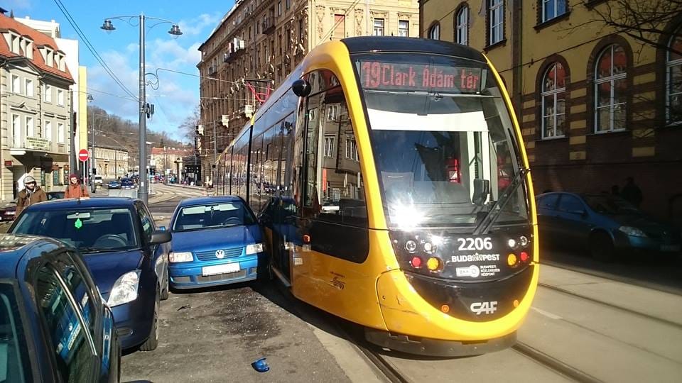 Fotó: Baleset történt a fonódó villamos vonalán