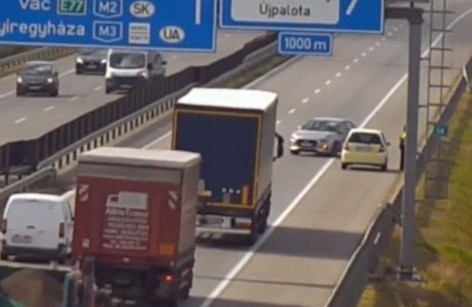 Csak segíteni akart egy autós, életveszélyes mutatvány lett belőle az M0-son