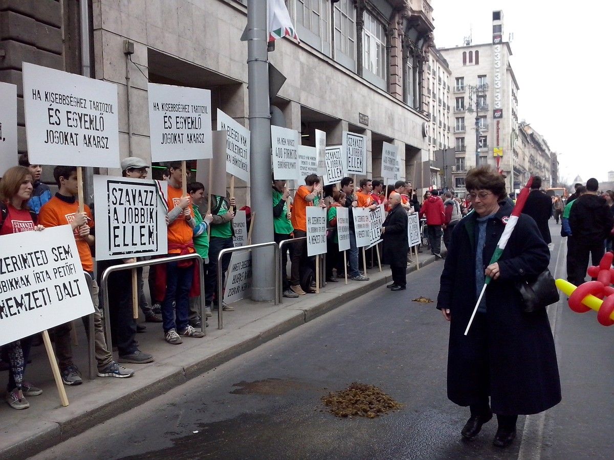 Bárkit, csak a Jobbikot ne! – Fiatalok akcióztak Budapesten