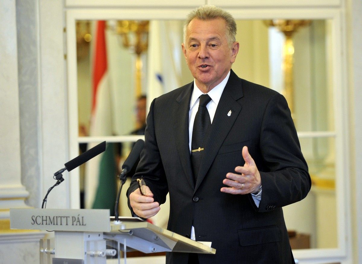 Schmitt Sólyom volt rezidenciájába költözött