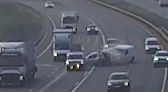 Láncbalesethez vezetett, hogy az M1-es közepén robbant le egy autó – videó