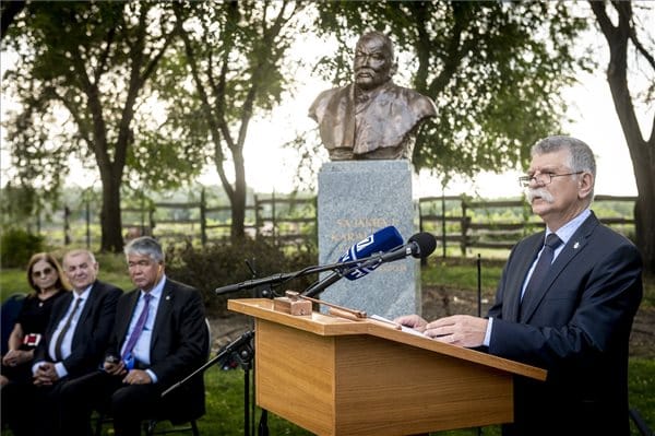 Kirgiz őseposz énekmondójának a szobrát avatta fel Kövér László