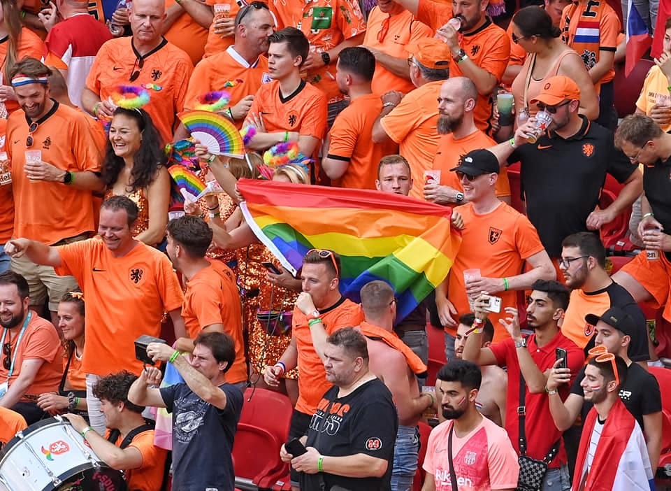 Az UEFA cáfolja, hogy kitiltotta volna a szivárványos zászlókat a holland-cseh meccsről