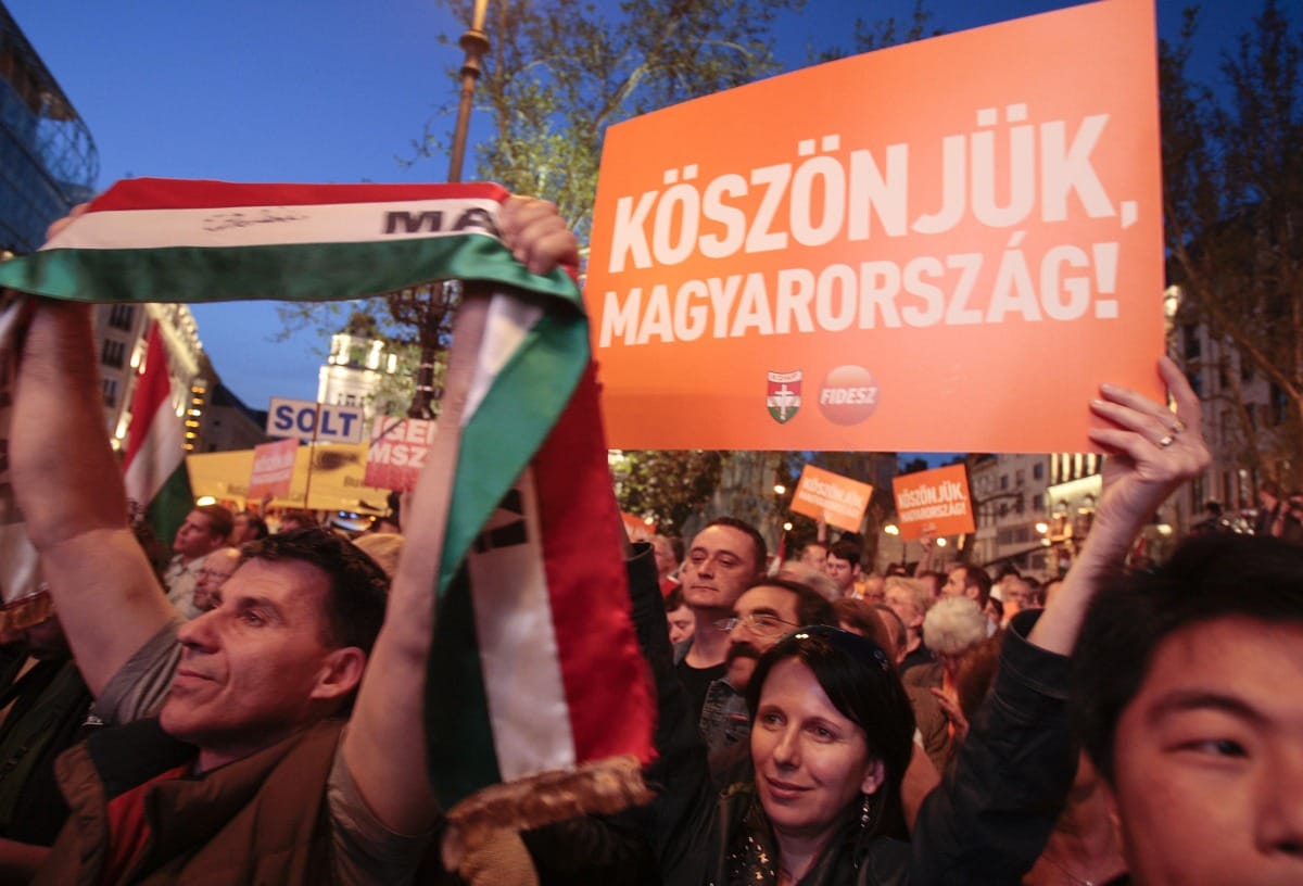 Tüntetést tartanak Orbánék mellett a Hősök terén