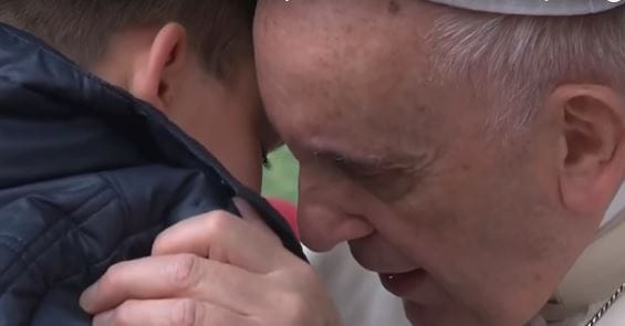 Megnyugtató választ adott a pápa a sírással küszködő fiú kérdésére