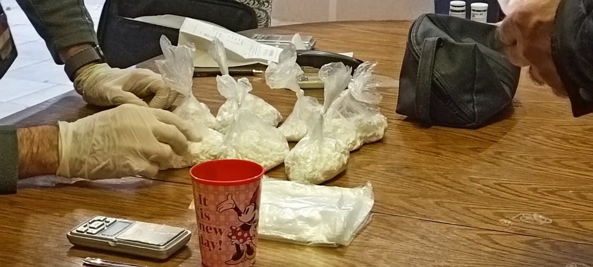 Rátörték a zsaruk az ajtót a drogdílerekre