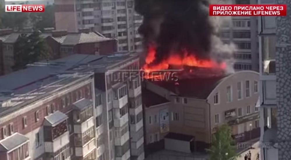 Lángba borult egy orosz bevásárlóközpont teteje – videó