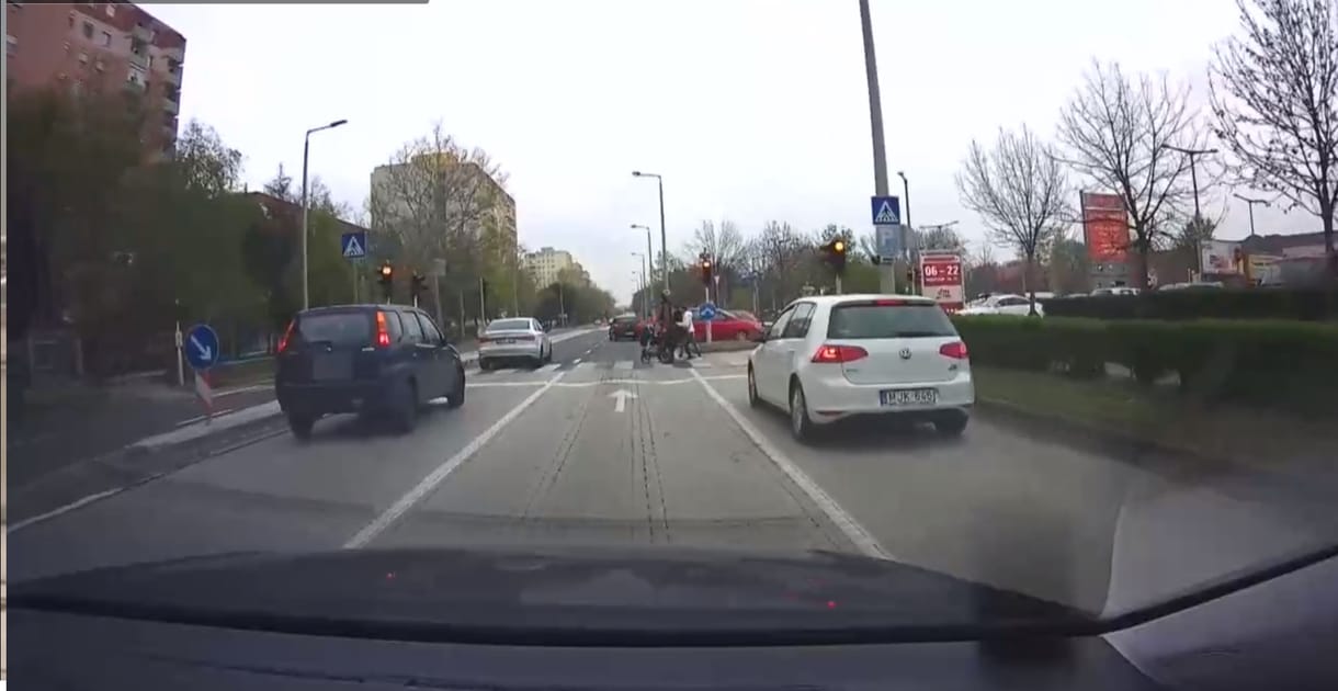 A babakocsit kikerülve ment át a piroson az audis, a suzukis követte