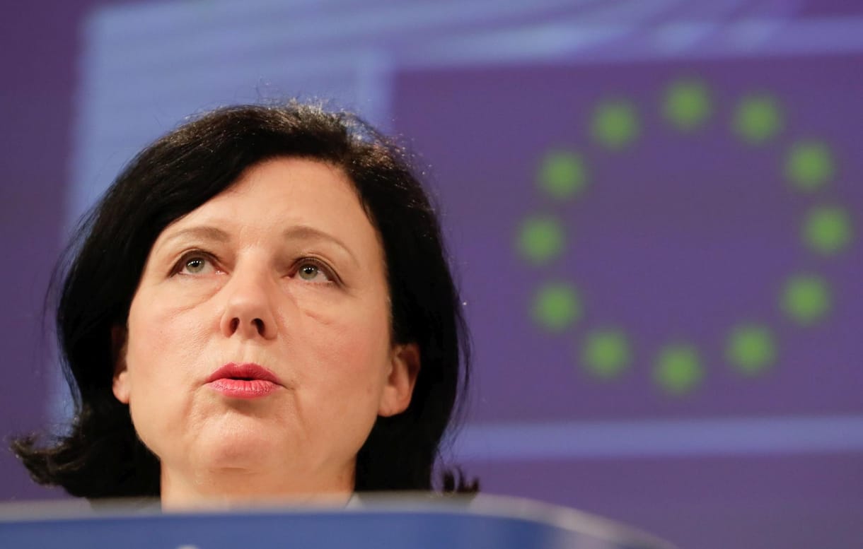 Az Európai Bizottság alelnöke szerint Orbán beteg demokráciát épít