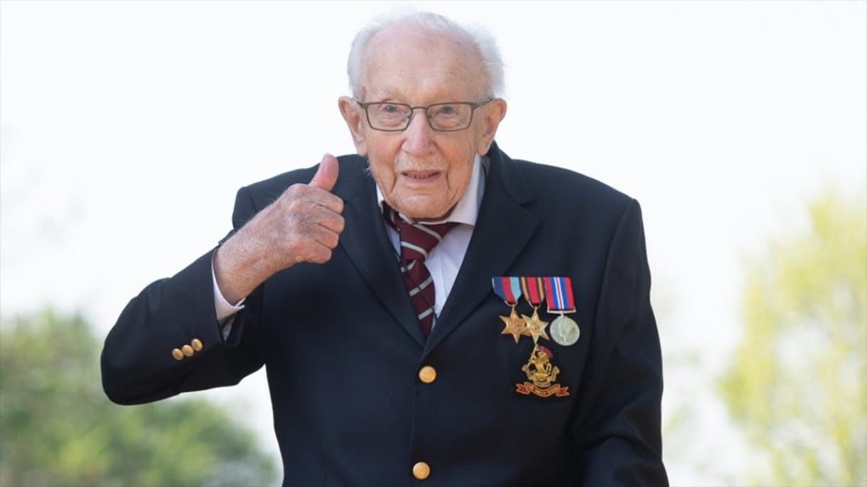 10 milliárd forintot gyűjtött a brit egészségügynek a kertjében köröző 99 éves veterán