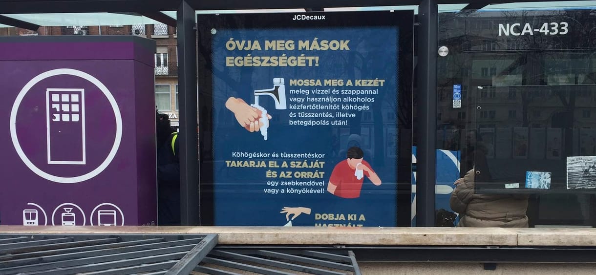 Plakátokon népszerűsíti a kézmosást és a zsebkendőhasználatot a főváros
