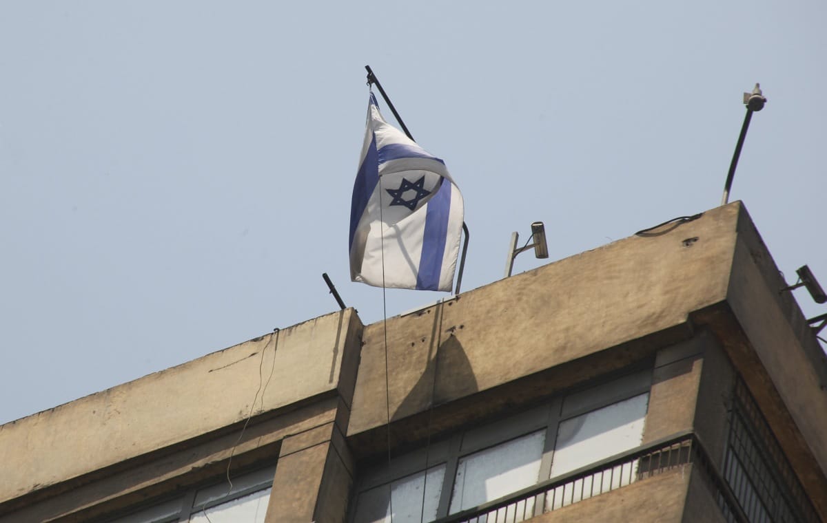 Izrael világszerte bezárja a nagykövetségeit