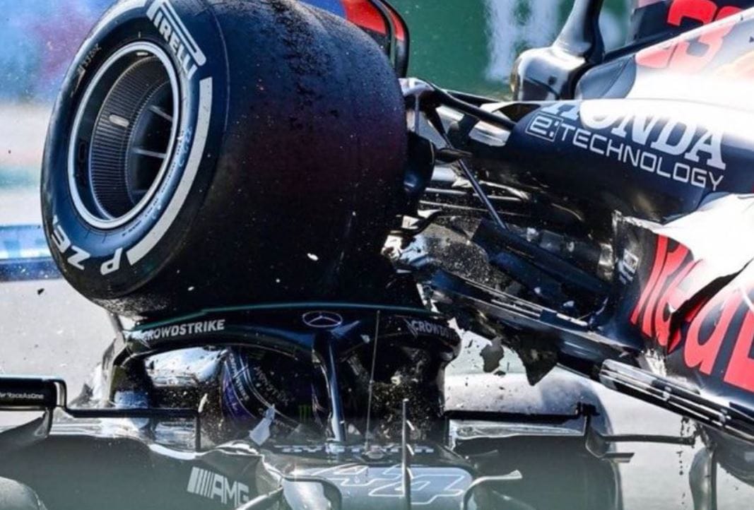 Hamiltont „meglepte”, hogy Verstappen rá sem pillantott, mi van vele, csak elsétált a balesetük után