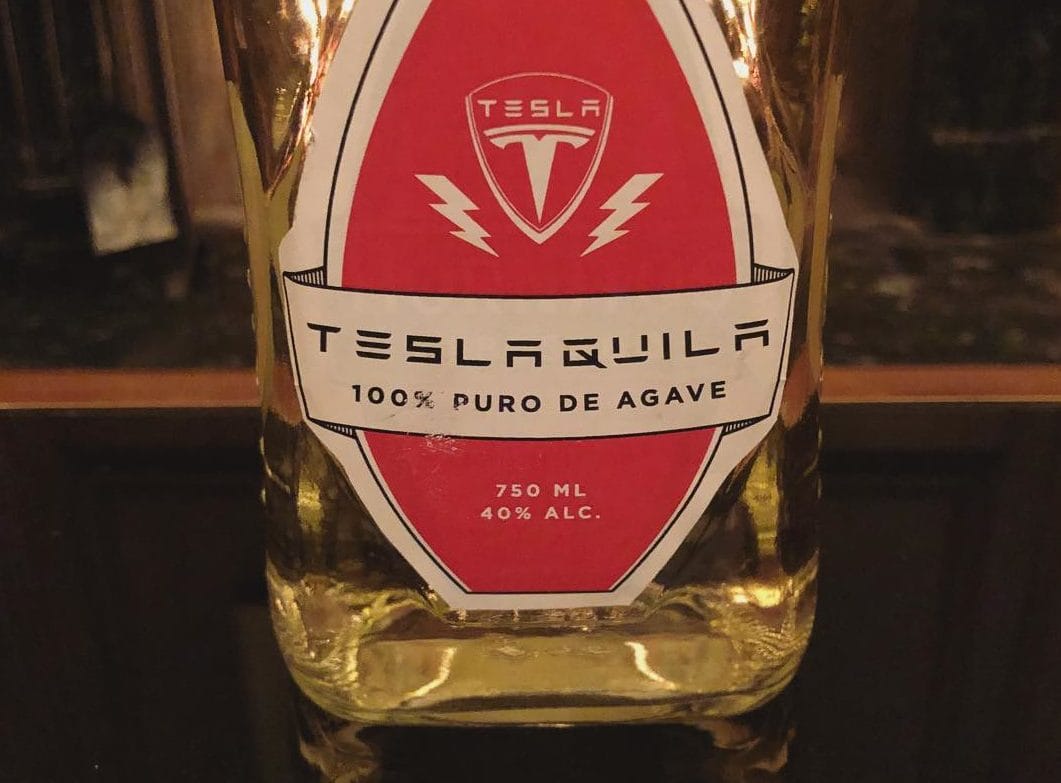 Elon Musk nem bír leállni – megmutatta a Tesla tequilát