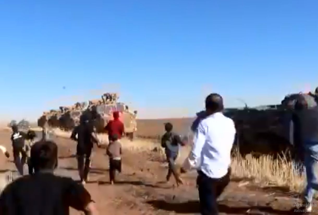 Videón, ahogy kőzáporral fogadják a török járőröző csapatokat a szírek
