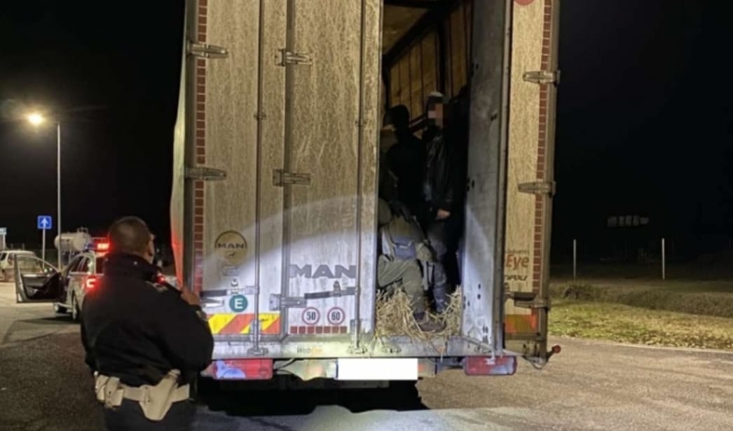 Kilencvenöt illegális bevándorlót találtak két teherautóban a rendőrök