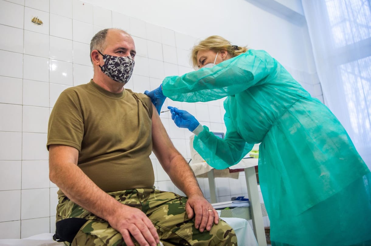 Csütörtökön négy idősotthonban is elkezdenek oltani a koronavírus ellen