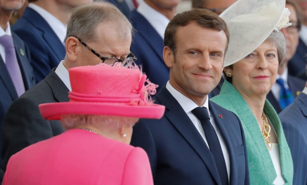 Emmanuel Macron megható videóban angolul üdvözölte a királynőt a platinajubileuma alkalmából