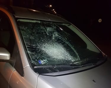 Hátizsákkal támadt egy mozgó autóra egy férfi, betörte a szélvédőjét