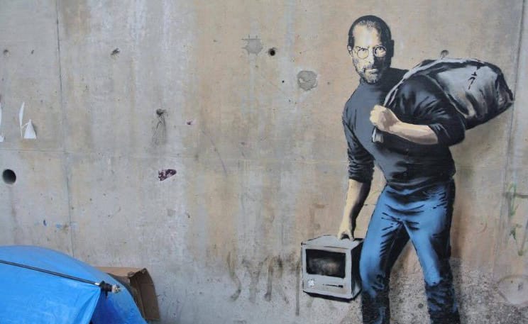 Fotó: Steve Jobs inti le a menekültfóbiásokat Calais-ban