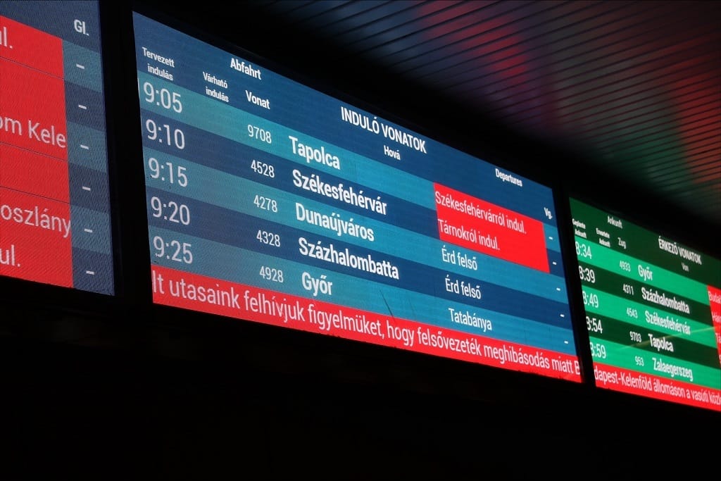 Éjjelig is elhúzódhat a leszakadt felsővezeték helyreállítása Kelenföldnél