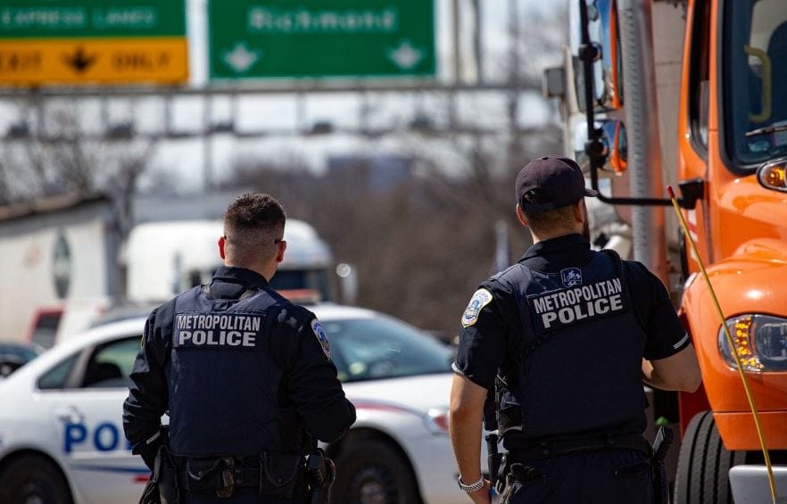 Kövekkel dobáltak kocsikat amerikai fiatalok, egy autós meghalt