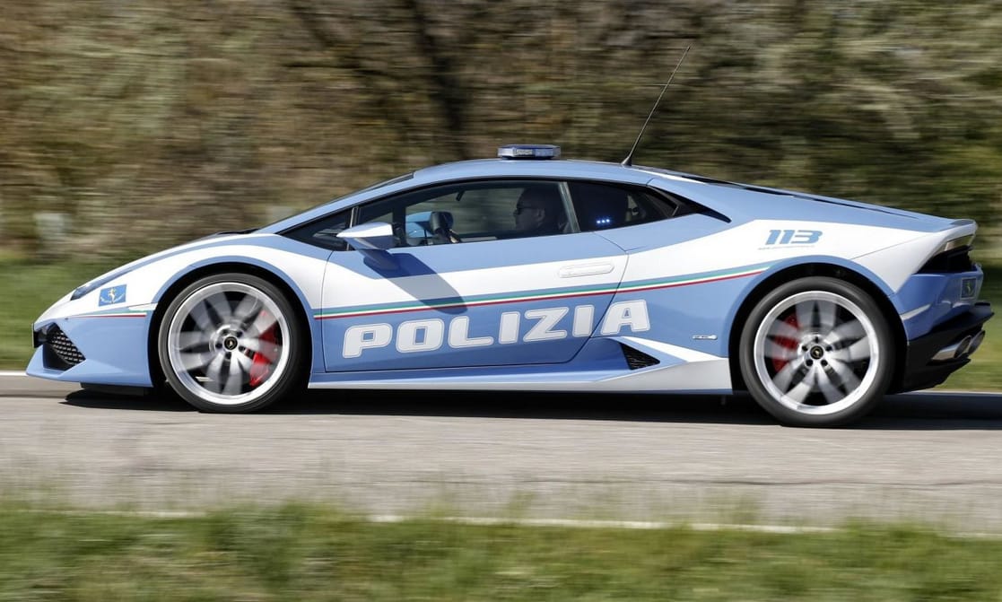Nagy feltűnést keltene a hazai utakon a 610 lóerős Lamborghini rendőrautó